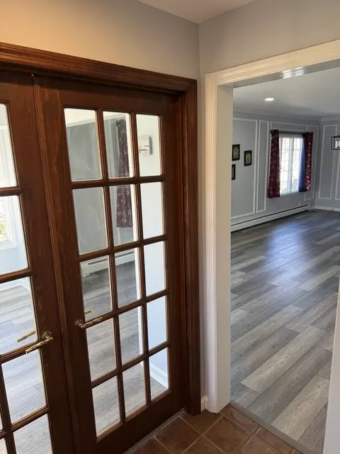 Entry Way - 403 W Mitchell St, Benton, IL 62812 photo 2 of 4