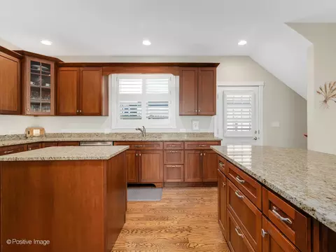Kitchen - 1607 E Indiana St, Wheaton, IL 60187 photo 4 of 6