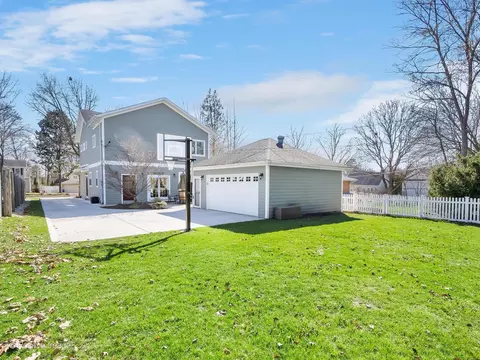 Exterior - 1607 E Indiana St, Wheaton, IL 60187 photo 7 of 8