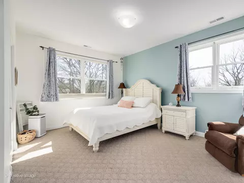 Bedroom - 1607 E Indiana St, Wheaton, IL 60187 photo 2 of 3