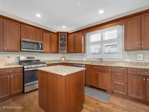 Kitchen - 1607 E Indiana St, Wheaton, IL 60187 photo 5 of 6