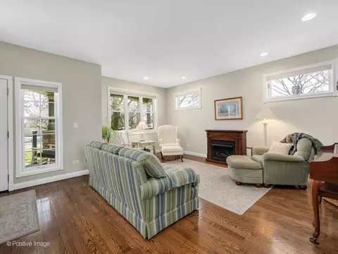 Living - 1607 E Indiana St, Wheaton, IL 60187 photo 2 of 4