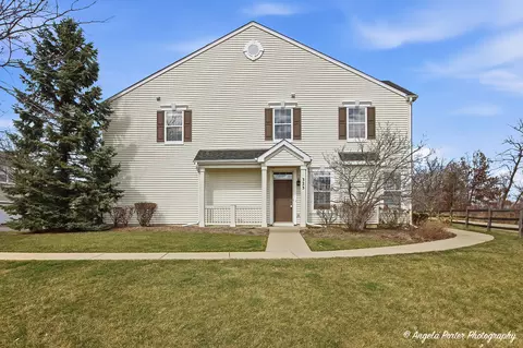 323 S Litchfield Dr, Round Lake, IL 60073