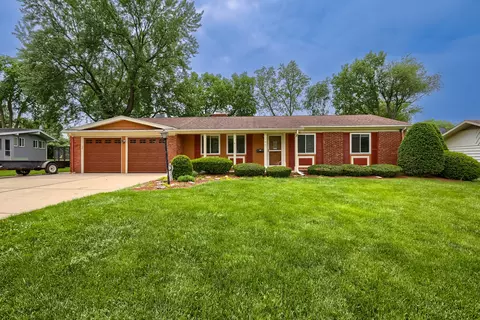 104 Sharon Ln, North Aurora, IL 60542