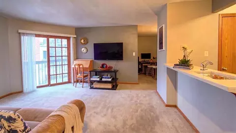 4302 W Shamrock Ln #2D, Mchenry, IL 60050 photo 2