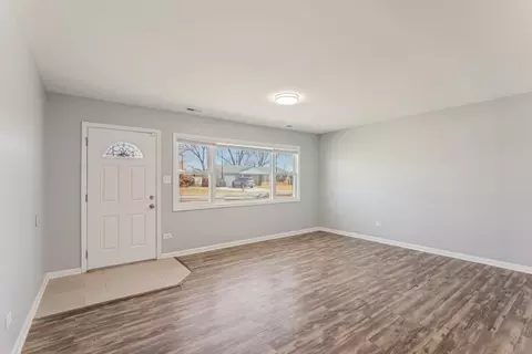 Living - 16524 Sawyer Ave, Markham, IL 60428 photo 7 of 9