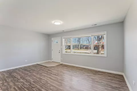 Living - 16524 Sawyer Ave, Markham, IL 60428 photo 6 of 9