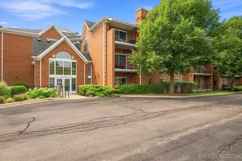 147 Hunt Club Dr #147, Saint Charles, IL 60174