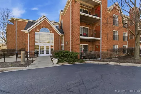 147 Hunt Club Dr #147, Saint Charles, IL 60174