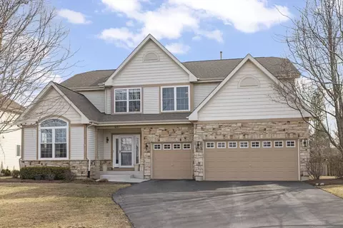 621 Western Dr, North Aurora, IL 60542