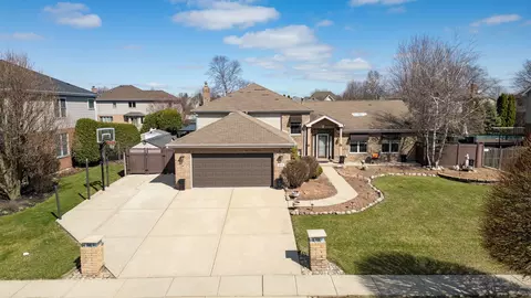 1035 Yamma Rdg, New Lenox, IL 60451