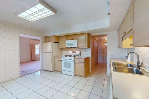 Kitchen - 521 Sandy Ln, Des Plaines, IL 60016 photo 2 of 2
