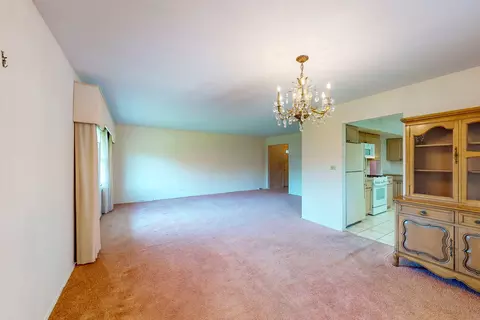 Living - 521 Sandy Ln, Des Plaines, IL 60016 photo 3 of 5