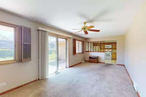 Living - 521 Sandy Ln, Des Plaines, IL 60016 photo 5 of 5