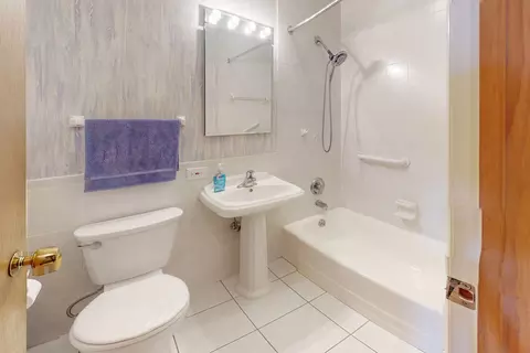 Bath - 521 Sandy Ln, Des Plaines, IL 60016 photo 1 of 2