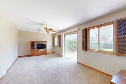 Living - 521 Sandy Ln, Des Plaines, IL 60016 photo 4 of 5