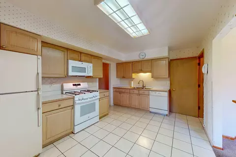 Kitchen - 521 Sandy Ln, Des Plaines, IL 60016 photo 1 of 2
