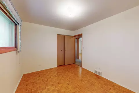 Bedroom - 521 Sandy Ln, Des Plaines, IL 60016 photo 6 of 8