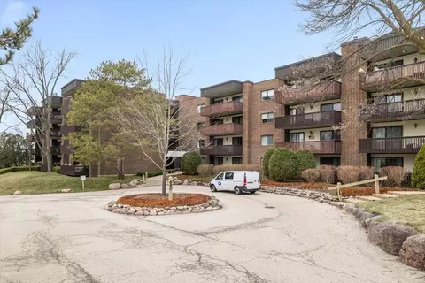 690 Chandler Rd #211, Gurnee, IL 60031
