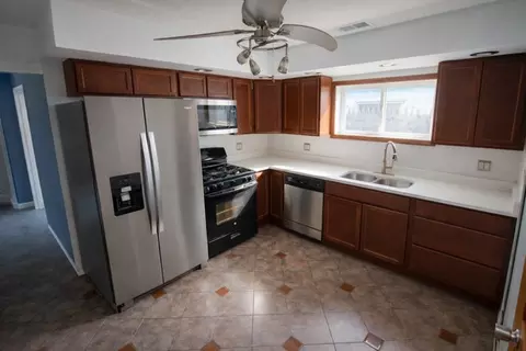 Kitchen - 17115 Park Ave, Lansing, IL 60438 photo 2 of 2