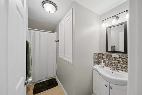 Bath - 418 E Wall St, Morrison, IL 61270 photo 2 of 2