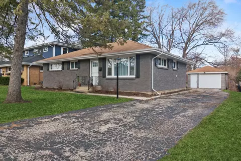 312 Meadow Ln, Lake Zurich, IL 60047