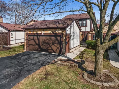 15 White Oak Cir, Saint Charles, IL 60174