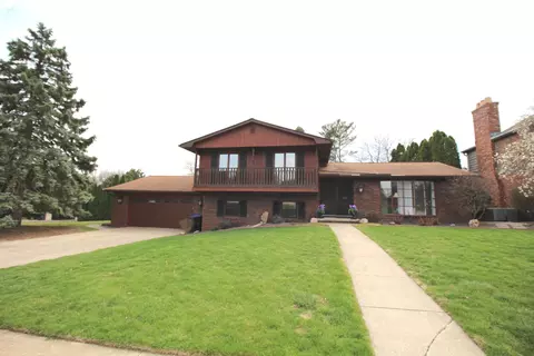 221 Mays Dr, Bloomington, IL 61701