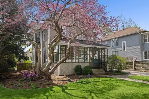 323 W Maple Ave, Libertyville, IL 60048