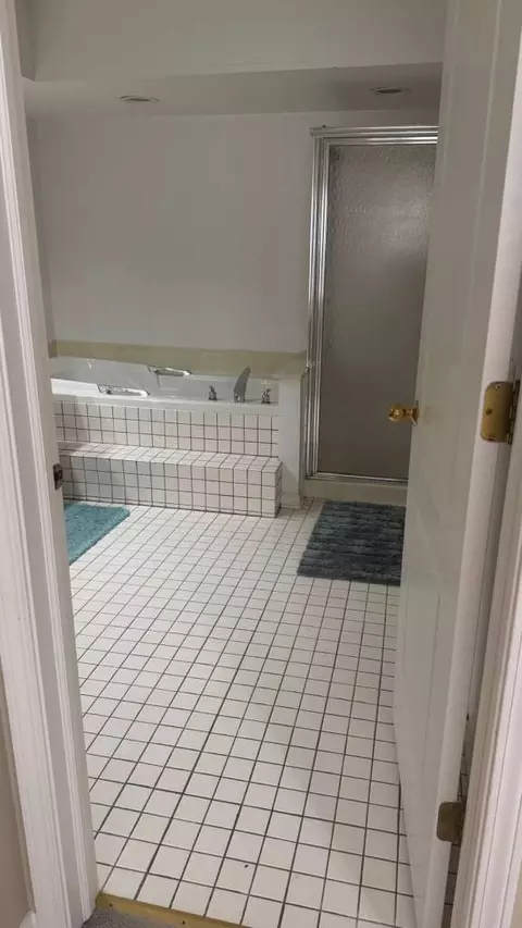 Bath - 4791 Amber Cir, Hoffman Estates, IL 60192 photo 1 of 2