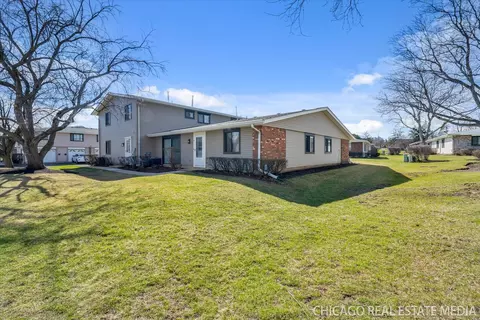 127 Fairlane Ct #C, Bloomingdale, IL 60108