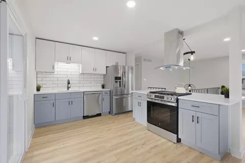 Kitchen - 1450 Meyer Rd, Hoffman Estates, IL 60169 photo 1 of 3
