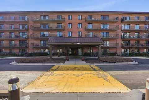 6443 Clarendon Hills Rd #402, Willowbrook, IL 60527