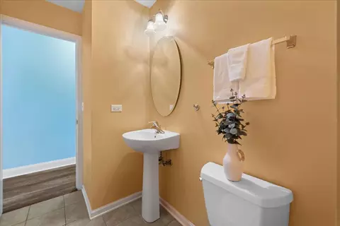 Bath - 2984 Shamrock Cir, Elgin, IL 60124 photo 1 of 3