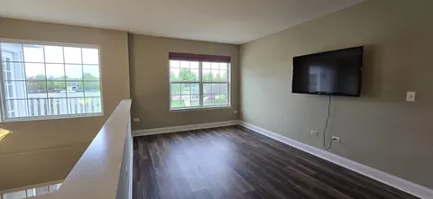 Living - 2984 Shamrock Cir, Elgin, IL 60124 photo 7 of 8