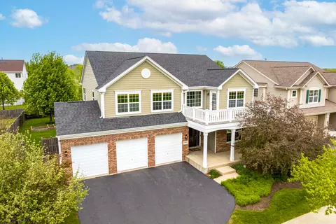 2984 Shamrock Cir, Elgin, IL 60124