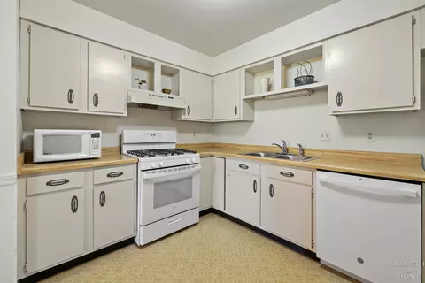 Kitchen - 603 Waters Edge Dr #D, Mchenry, IL 60050 photo 1 of 2