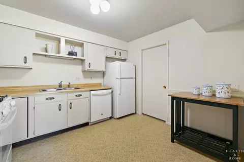 Kitchen - 603 Waters Edge Dr #D, Mchenry, IL 60050 photo 2 of 2