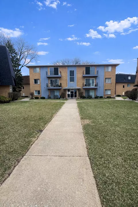 4819 W 109th St #302, Oak Lawn, IL 60453