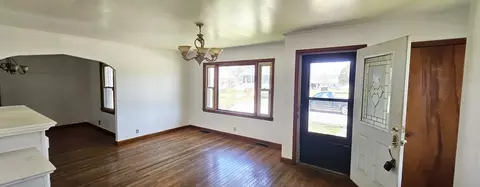 Living - 209 N Reader St, Mounds, IL 62964 photo 2 of 7