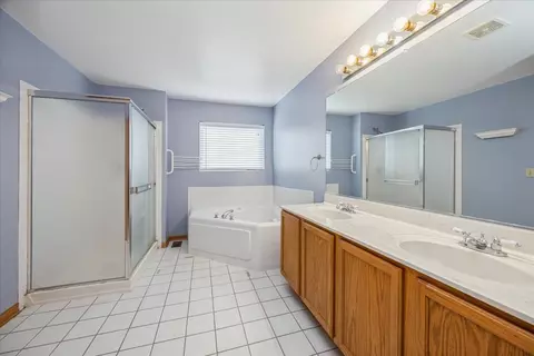 Bath - 1852 Maple Glen Dr, Plainfield, IL 60586 photo 1 of 4
