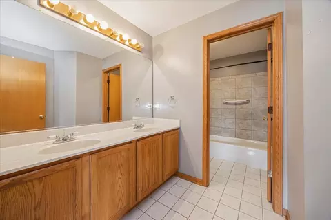 Bath - 1852 Maple Glen Dr, Plainfield, IL 60586 photo 2 of 4