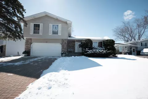 2407 Valley Dr, Lindenhurst, IL 60046