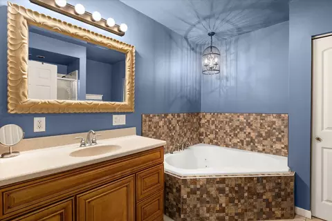 Bath - 3440 Cardinal Ln, Morris, IL 60450 photo 1 of 5