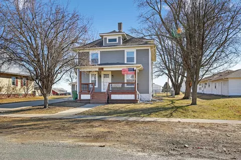 407 Fulton St, Grand Mound, IA 52751