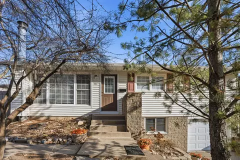 1006 Hillside Dr, Bettendorf, IA 52722