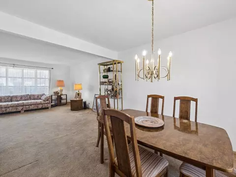 Dining - 1000 Lancaster Ct, Hoffman Estates, IL 60169 photo 2 of 2