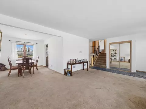 Living - 1000 Lancaster Ct, Hoffman Estates, IL 60169 photo 2 of 3