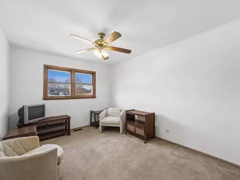 Bedroom - 1000 Lancaster Ct, Hoffman Estates, IL 60169 photo 3 of 3