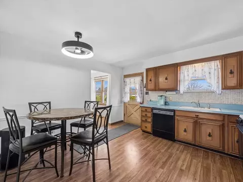 Kitchen - 1000 Lancaster Ct, Hoffman Estates, IL 60169 photo 1 of 2